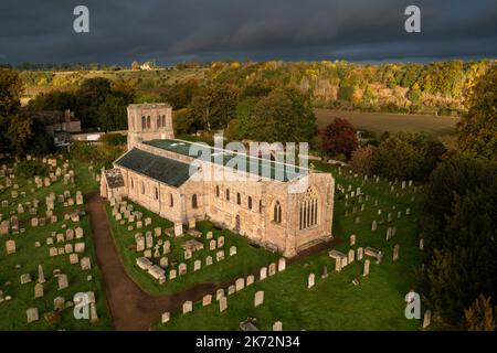 Die Norham Church, die 1161 von den Bischöfen von Durham erbaut wurde, wurde während ihrer langen Geschichte von Robert the Bruce als Hauptquartier genutzt. Stockfoto