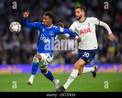 15 Okt 2022 - Tottenham Hotspur gegen Everton - Premier League - Tottenham Hotspur Stadium Evertons Damarai Grey und Tottenhams Rodrigo Bentancur während des Premier League-Spiels im Tottenham Hotspur Stadium, London. Picture : Mark Pain / Alamy Stockfoto