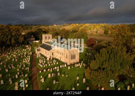 Die Norham Church, die 1161 von den Bischöfen von Durham erbaut wurde, wurde während ihrer langen Geschichte von Robert the Bruce als Hauptquartier genutzt. Stockfoto