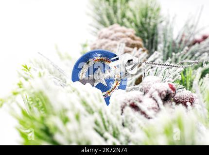 Der farbenfrohe Hintergrund des neuen Jahres mit einem Ball, auf dem die Flagge der Nördlichen Marianen dargestellt ist. Das Konzept der Neujahrsfeiertage und Christma Stockfoto