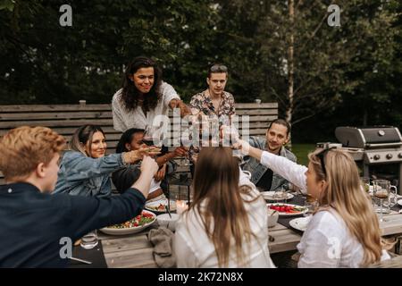 Freunde essen im Garten Stockfoto