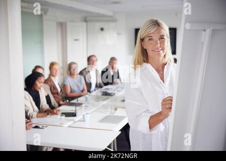 Frau, die bei einem Geschäftstreffen vorstellend war Stockfoto