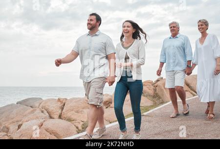 Vergessen Sie das Ziel, es geht darum, wer Sie neben sich haben. Eine glückliche Familie, die einen Tag an der Küste genießt. Stockfoto