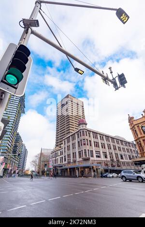 Eine grüne Ampel und LED-Straßenlaternen am Broadway in der Nähe der University of Technology Sydney, Gebäude 3 und dahinter UTS Tower Gebäude 1, Aust Stockfoto