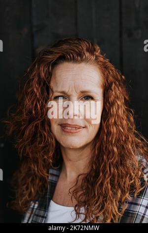 Porträt der lächelnde Frau, Blick in die Kamera Stockfoto