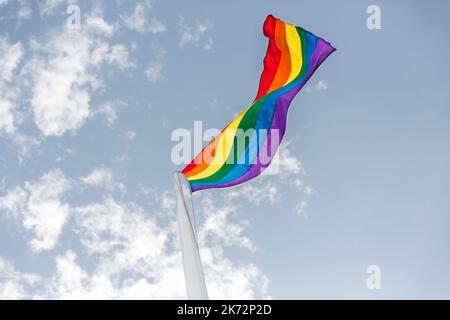 Regenbogenflagge im Wind Stockfoto