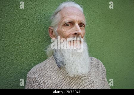 Senior woman Blick in die Kamera Stockfoto