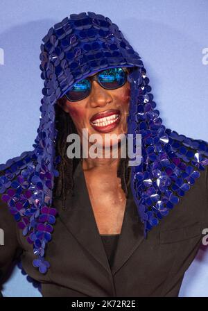 London, Großbritannien. 16. Oktober 2022. Grace Jones nimmt an der Abschlussgala der europäischen Premiere „Glass Onion: A Knives Out Mystery“ während des BFI London Film Festival 66. in der Royal Festival Hall am 16. Oktober 2022 in London, England, Teil. Foto von Gary Mitchell Kredit: Gary Mitchell, GMP Media/Alamy Live News Stockfoto