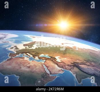 Satellitenansicht des Planeten Erde mit Fokus auf Europa, Ostasien und Nordafrika, Sonne scheint im Weltraum - Elemente der NASA Stockfoto