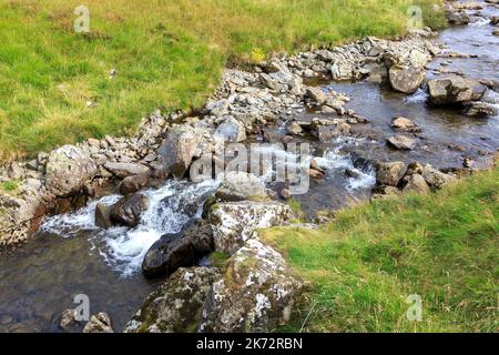 Wasser, das bei einem schottischen Brand über Felsen trommelt Stockfoto