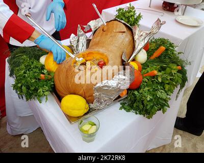 Gebackener Kürbis gefüllt mit Reis, Fleisch und Gemüse. Türkische nationale Küche Stockfoto