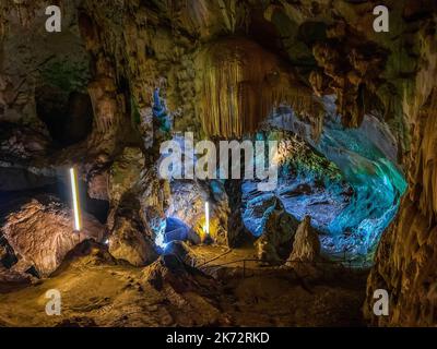 Wat Suwan Khuha Tempel in der Höhle mit buddha-Statuen, in Phang Nga, Thailand Stockfoto