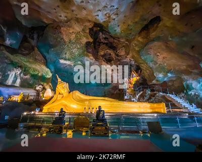 Wat Suwan Khuha Tempel in der Höhle mit buddha-Statuen, in Phang Nga, Thailand Stockfoto