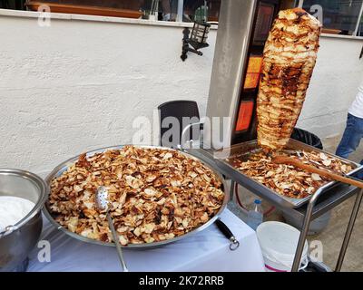 Hühnershawarma beim Grill eines vertikalen Spieß. Traditionelles türkisches Essen Döner Kebab. Fast-Street-Food Stockfoto