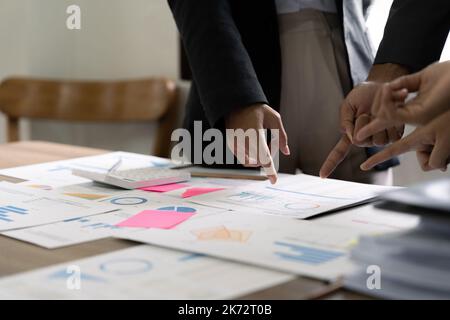 Business People Planning Strategy Analysis aus Finanzdokumentbericht, Office Concept Stockfoto