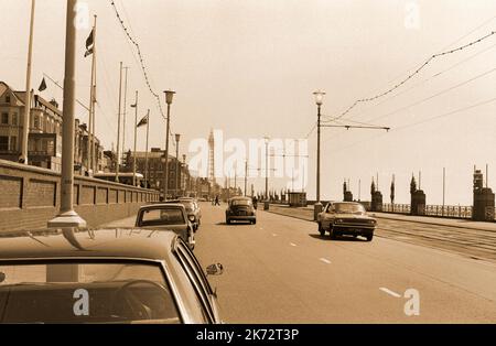 Vintage Blackpool, Lancashire, 1968. Annäherung an den Turm an der Nordküstenstraße. Stockfoto