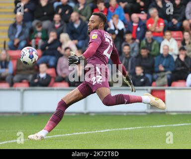 Lawrence Vigoroux von Leyton Orient während des Fußballspiels der Liga zwei zwischen Leyton Orient und Northampton Town im Brisbane Road Stadium, London ON Stockfoto