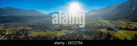 Tal des Flusses Inn. Halle in Tirol bei Innsbruck. Malerisches Bergpanorama Stockfoto