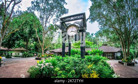 Weltzeituhr in der Nähe des National Orchid Garden im Botanischen Garten von Singapur. Ein UNESCO-Weltkulturerbe von Singapur. Stockfoto