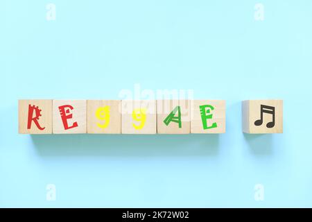 Reggae-Musikgenre oder -Stilkonzept. Kreative flache Lay-Typografie-Komposition auf blauem Hintergrund. Stockfoto