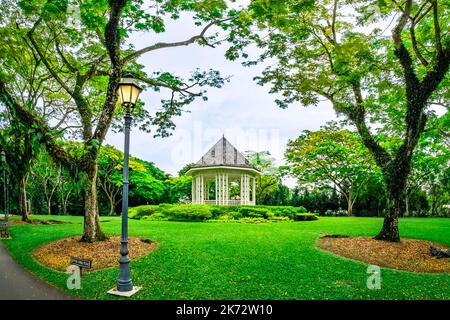 Der Bandstand (oder Pavillon) im Botanischen Garten, einem 163 Jahre alten tropischen Garten, UNESCO-Weltkulturerbe von Singapur. Stockfoto