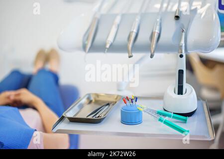 Nahaufnahme eines Zahnarztes Werkzeuge im Krankenwagen. Stockfoto