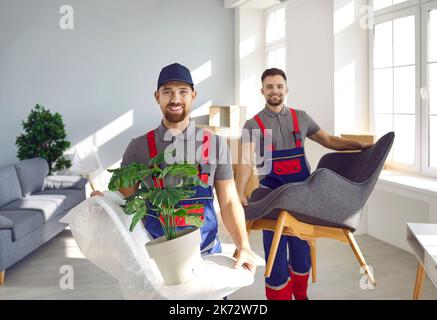 Zwei Arbeiter aus dem Umzug Firma entfernen Möbel und andere Dinge aus der Wohnung Stockfoto