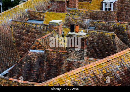 Die Dächer des Dorfes in England mit roten Fliesen und Moos schließen von oben Stockfoto