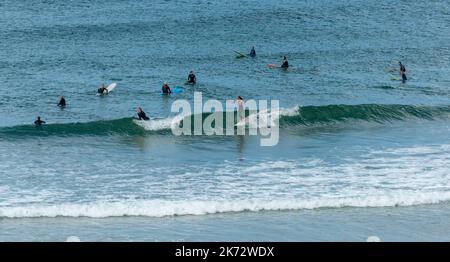 Surfen am Fistral Beach in North Cornwall, Großbritannien. Aufgenommen am 4.. September 2022. Stockfoto