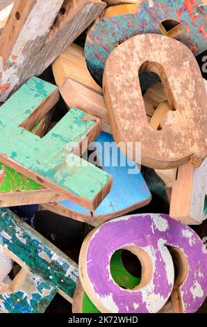 Farbige Holzbuchstaben und Zahlen in Detailansicht Stockfoto