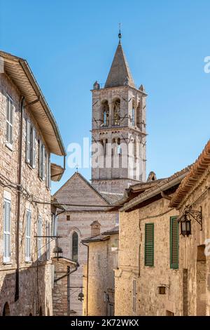 Der Glockenturm der Basilika Santa Chiara wird von den Gebäuden des historischen Zentrums von Assisi, Italien, eingerahmt Stockfoto