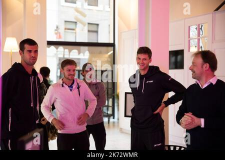 Die Russin Karen Khachanov, der Belgier David Goffin, Goffins Trainer Germain Gigounon und der Polin Hubert Hurkacz wurden während eines Medientages im Chocolate Nation Museum vor dem European Open Tennis ATP Turnier in Antwerpen am Montag, den 17. Oktober 2022, fotografiert. BELGA FOTO DAVID PINTENS Stockfoto