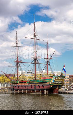 Eine Nachbildung des Schiffs Amsterdam wurde neben dem niederländischen Schifffahrtsmuseum in Amsterdam, Niederlande, vertäut. Stockfoto