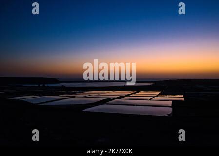 Sonnenuntergang in Salinas de Janubio auf der Kanarischen Insel Lanzarote Stockfoto
