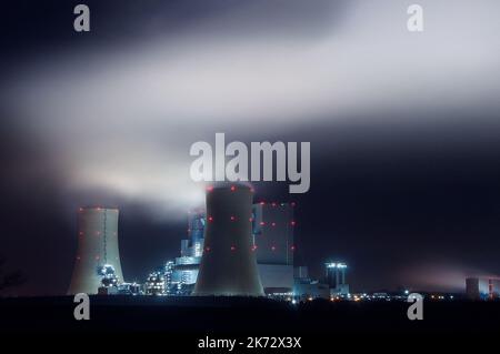 Panorama des Kohlekraftwerks in der Nacht mit Rauch von Kühltürmen Stockfoto