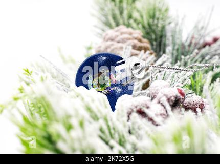 Der farbenfrohe Neujahrshintergrund mit einem Ball, auf dem die Flagge des Staates Maine abgebildet ist. Das Konzept der Neujahrsfeiertage und Weihnachten. Stockfoto