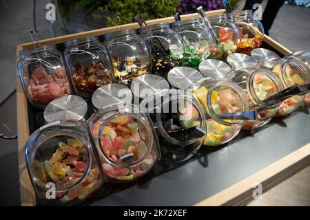 Bonn, Deutschland. 14. Oktober 2022. Süßigkeiten, Weingummi, Süßigkeiten, Lakritze, in Gläsern, Feature, symbolisches Foto, Randmotiv 48. ordentliche Bundesdelegiertenkonferenz der Bündnis 90/die Grünen im World Conference Center Bonn WCCB, vom 14.. Bis 16.. Oktober 2022 in Bonn © Quelle: dpa/Alamy Live News Stockfoto