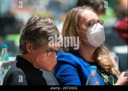 Bonn, Deutschland. 14. Oktober 2022. Britta HASSELMANN und Franziska DROEHSE, beide Fraktionsvorsitzende der Grünen im Bundestag, 48. ordentliche Bundesdelegiertenkonferenz der Partei Bündnis 90/die Grünen im World Conference Center Bonn WCCB, vom 14.. Bis 16.. Oktober 2022 in Bonn © Quelle: dpa/Alamy Live News Stockfoto