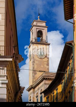 Blick auf das historische Zentrum von Pisa mit altem Uhrenturm und Wolken Stockfoto