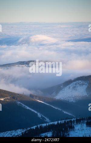 Wolken über den Hügeln des Riesengebirges Stockfoto