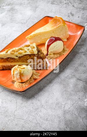 Leckere Desserts auf dem Teller mit Eis serviert Stockfoto