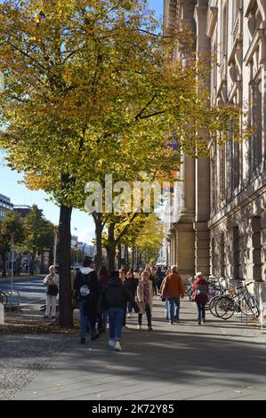 Berlin, Deutschland - 16. Oktober 2022 - Herbst am Boulevard unter den Linden in Mitte. (Foto von Markku Rainer Peltonen) Stockfoto