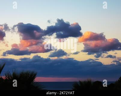 Abendhimmel mit blauen, rosa Wolken. Romantischer Sonnenuntergang. Digitale Zeichnung mit Aquarelleffekt Stockfoto