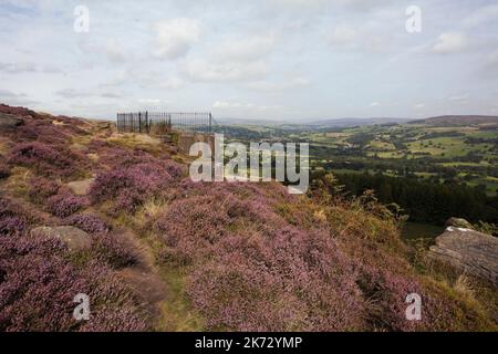 Ein Blick auf Wharfedale vom Swastika Stone auf Ilkley Moor, Yorkshire, Großbritannien Stockfoto