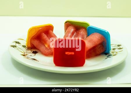 Dies ist der einfachste Weg, um Eis zu machen. Hausgemachte Eiscreme mit Wassermelone und Zucker. Es ist köstlich und Wassermelone Geschmack. Stockfoto