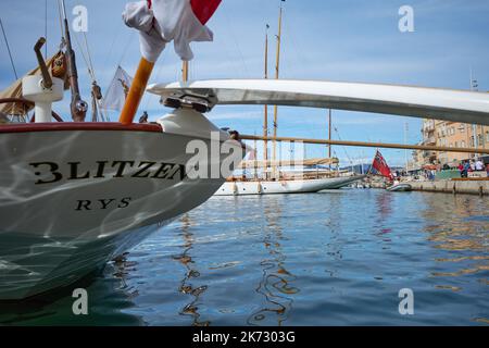 Yachten, die im Hafen von St Tropez während der Veranstaltung Voiles de Saint-Tropez im September 2022 festgemacht haben. Stockfoto