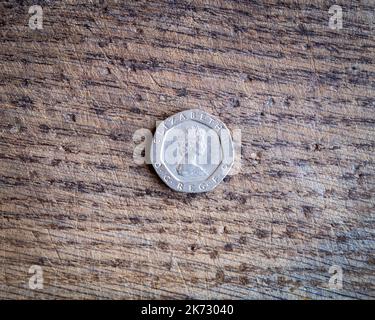Zwanzig Pence Münze isoliert auf Holzhintergrund. Stockfoto