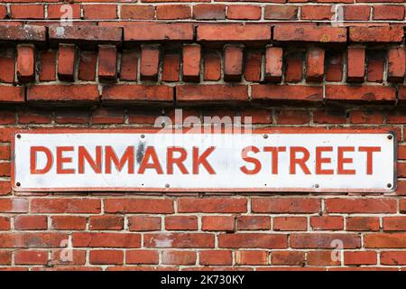 Dänemark Straßenschild an einer Mauer in Dänemark Stockfoto