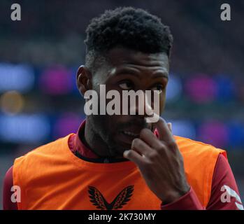 Frankfurt, Hessen, Deutschland. 15. Oktober 2022. Bayer Leverkusen-Verteidiger TIMOTHY FOSU-MENSAH (24) nimmt sich beim Bundesligaspiel Eintracht Frankfurt gegen Bayer Leverkusen am 15. Oktober 2022 im Deutsche Bank Park in Frankfurt die Nase. (Bild: © Kai Dambach/ZUMA Press Wire) Stockfoto