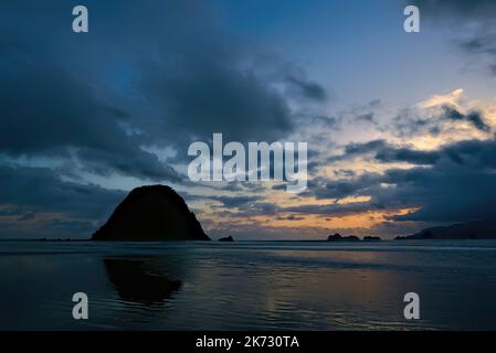 Pulau Merah Beach auf der Roten Insel in Banuywangi, Ost-Java, Indonesien Stockfoto